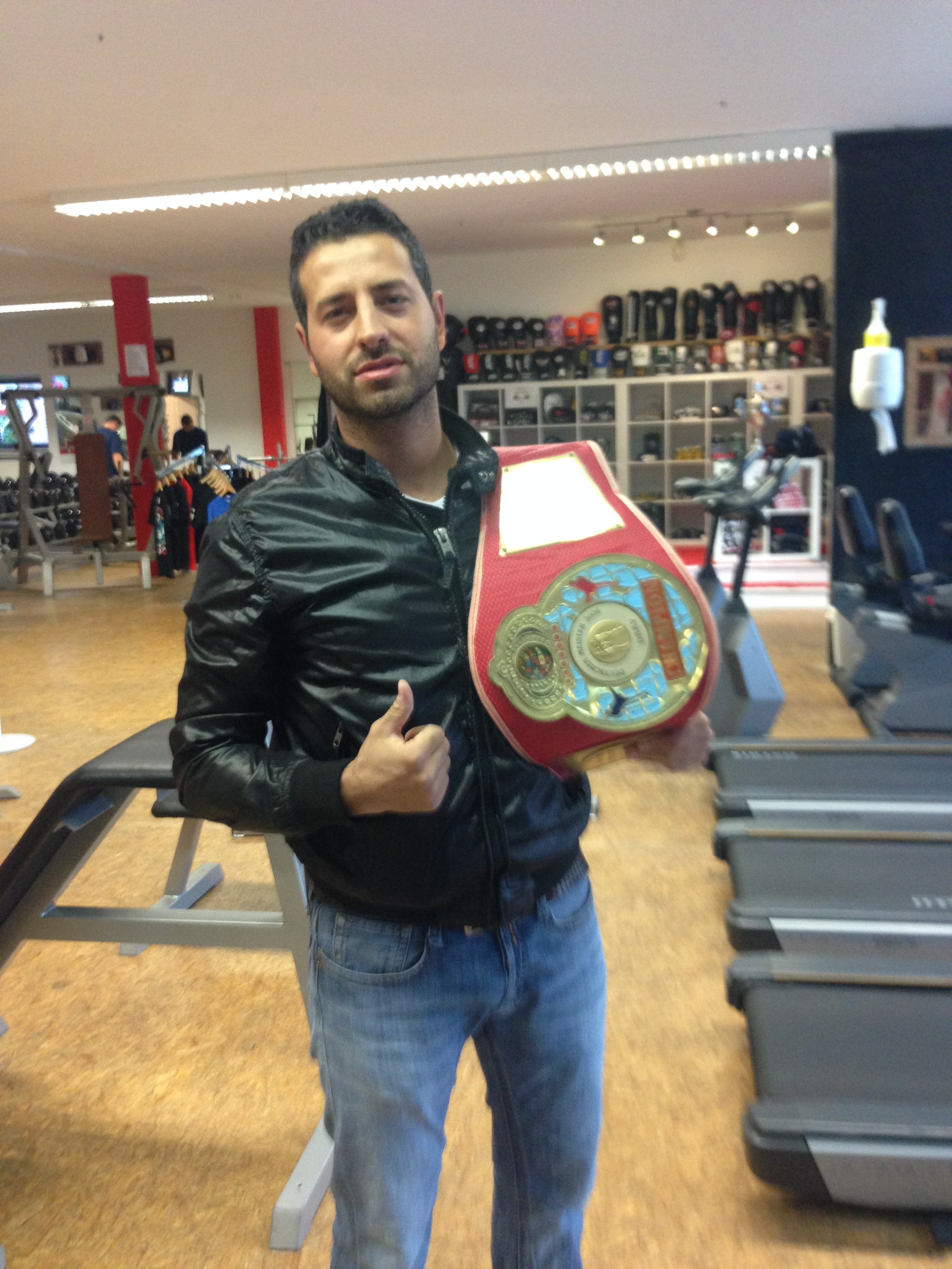 Murat Görgülü mit Championgürtel