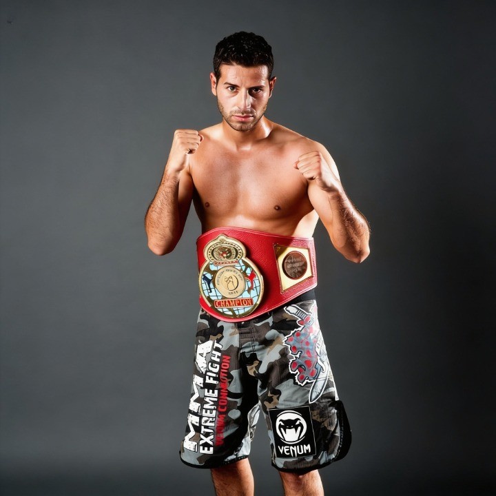 Murat Görgülü mit Championgürtel